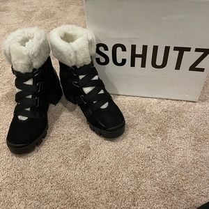 Ladies NIB Schutz Waterproof Black Suede & Shearling Lined Platform Booties 6.5B